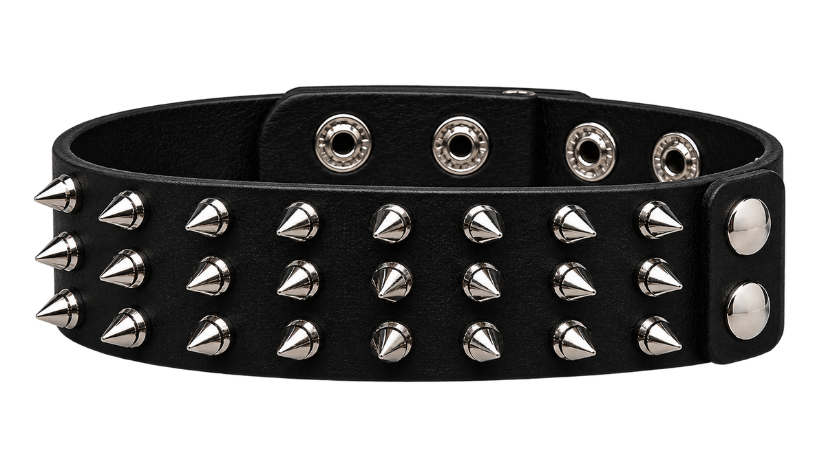 BLACK PYRAMID SPIKE CUFF